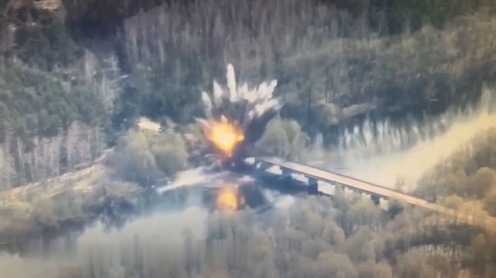 Оккупанты ударили ракетой по мосту на Черниговщине: момент показали на видео