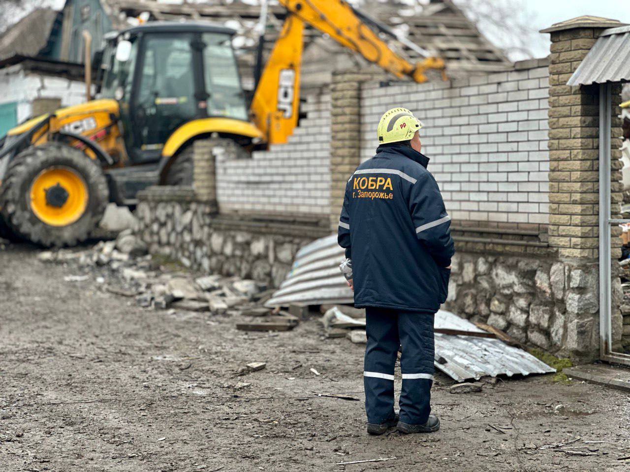 Повреждены 33 дома: появились новые фото последствий ночного удара РФ по Запорожью