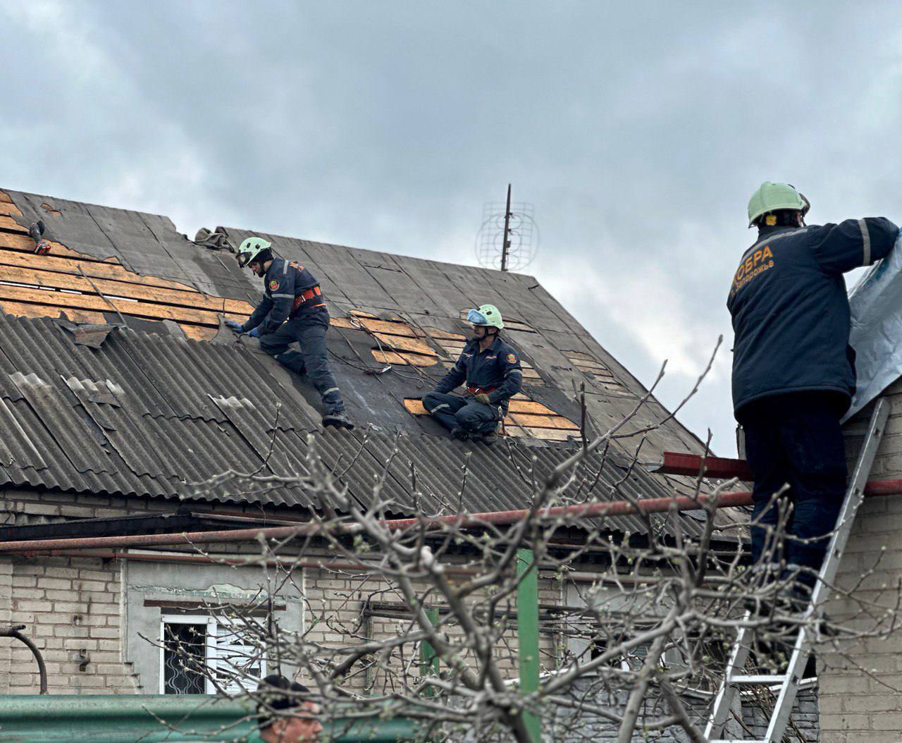 Повреждены 33 дома: появились новые фото последствий ночного удара РФ по Запорожью