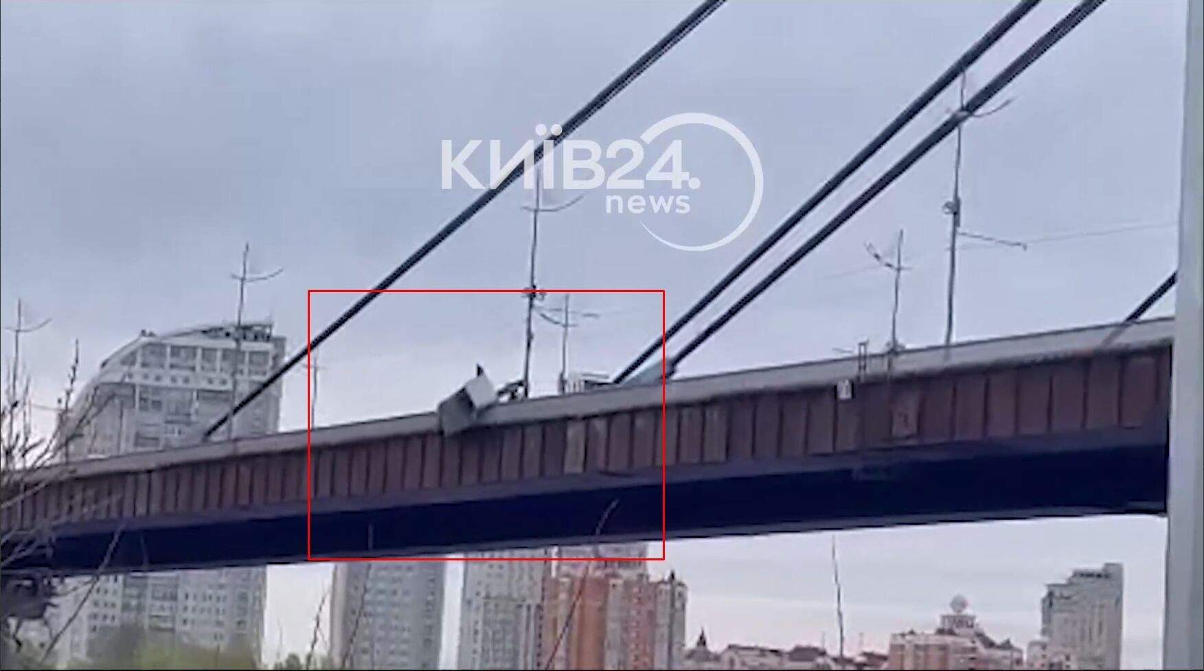 У Києві з мосту в Дніпро впав МАФ: винуватцю загрожує штраф до 85 тис. грн або 5 років обмеження волі. Відео