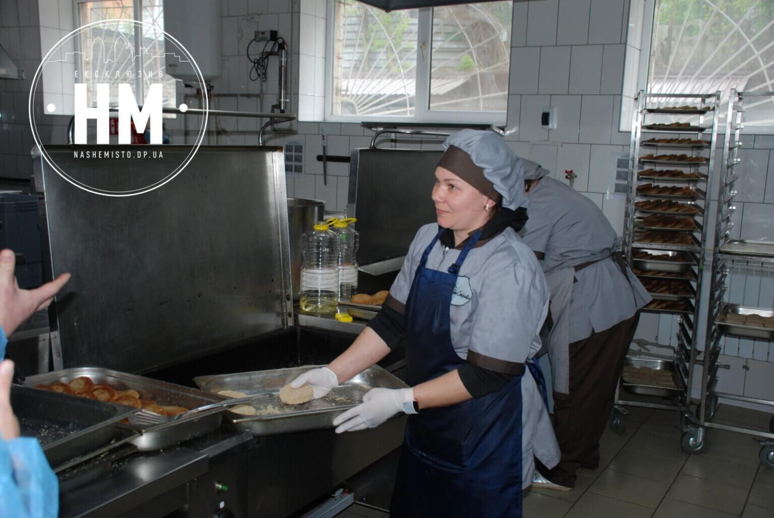 У Дніпрі безплатно годують одиноких осіб поважного віку та переселенців