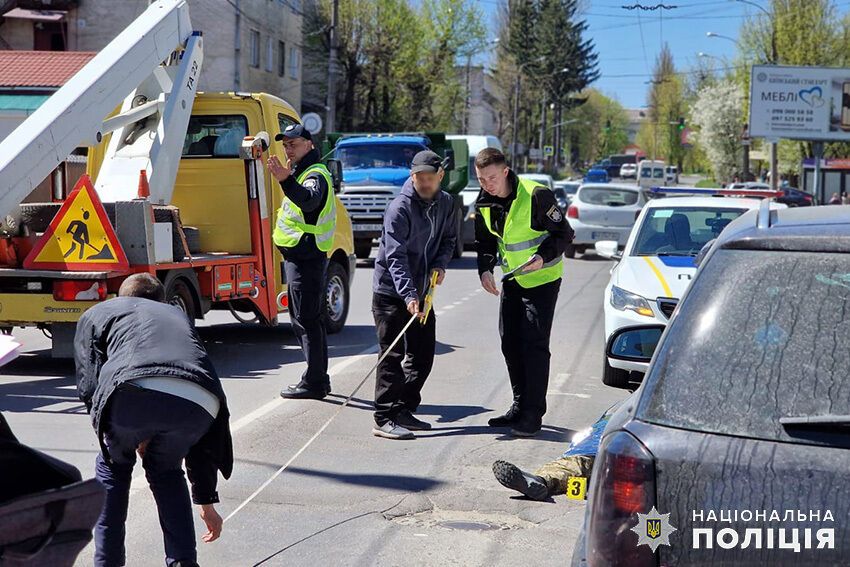 У Хмельницькому водій збив поліцейську і двох військових на переході, один загинув. Фото