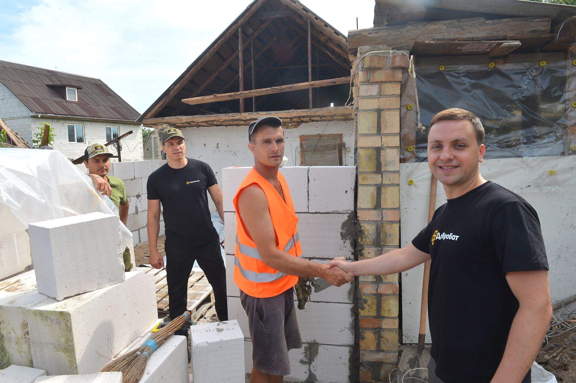 Все началось после освобождения Киевщины: как 40 тысяч волонтеров помогают восстанавливать Украину