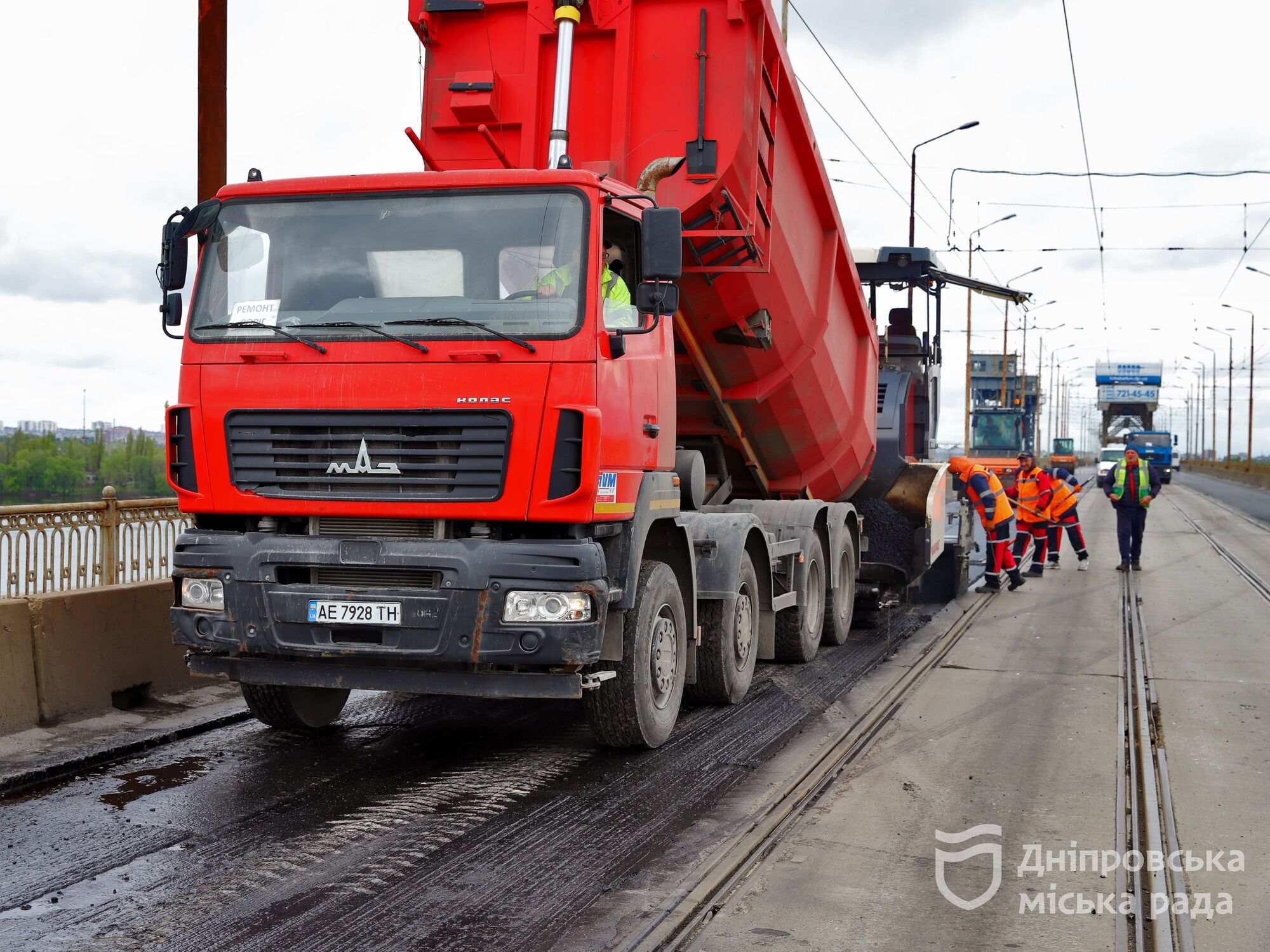 Днепр продолжает ремонтировать автодороги: Филатов проверил ремонт покрытия на Амурском мосту