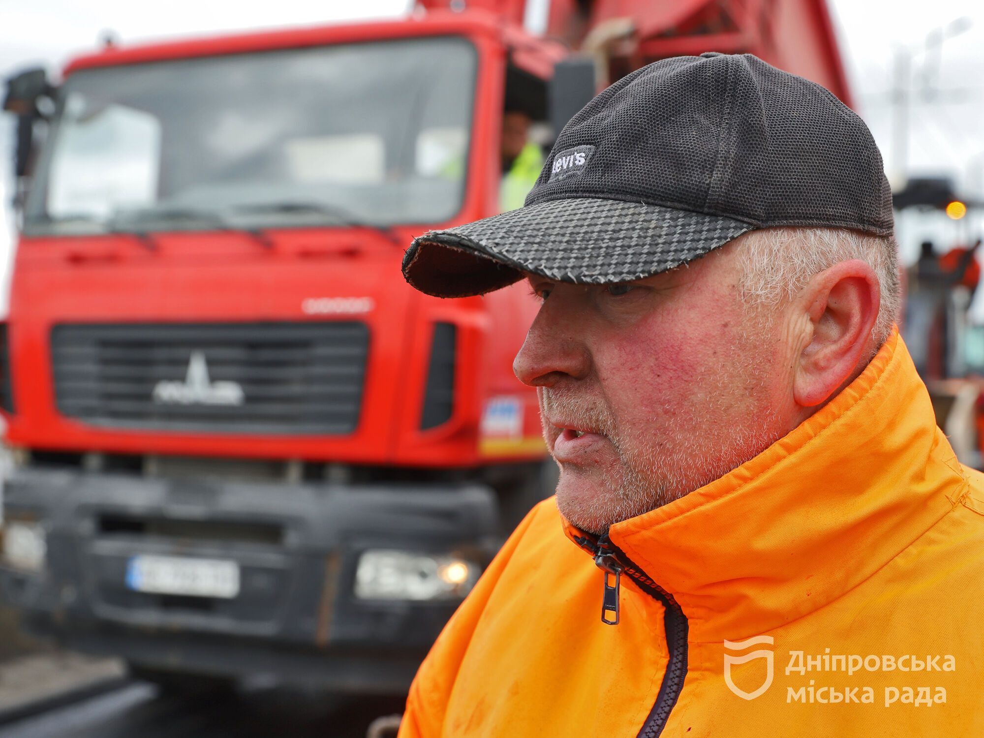 Днепр продолжает ремонтировать автодороги: Филатов проверил ремонт покрытия на Амурском мосту