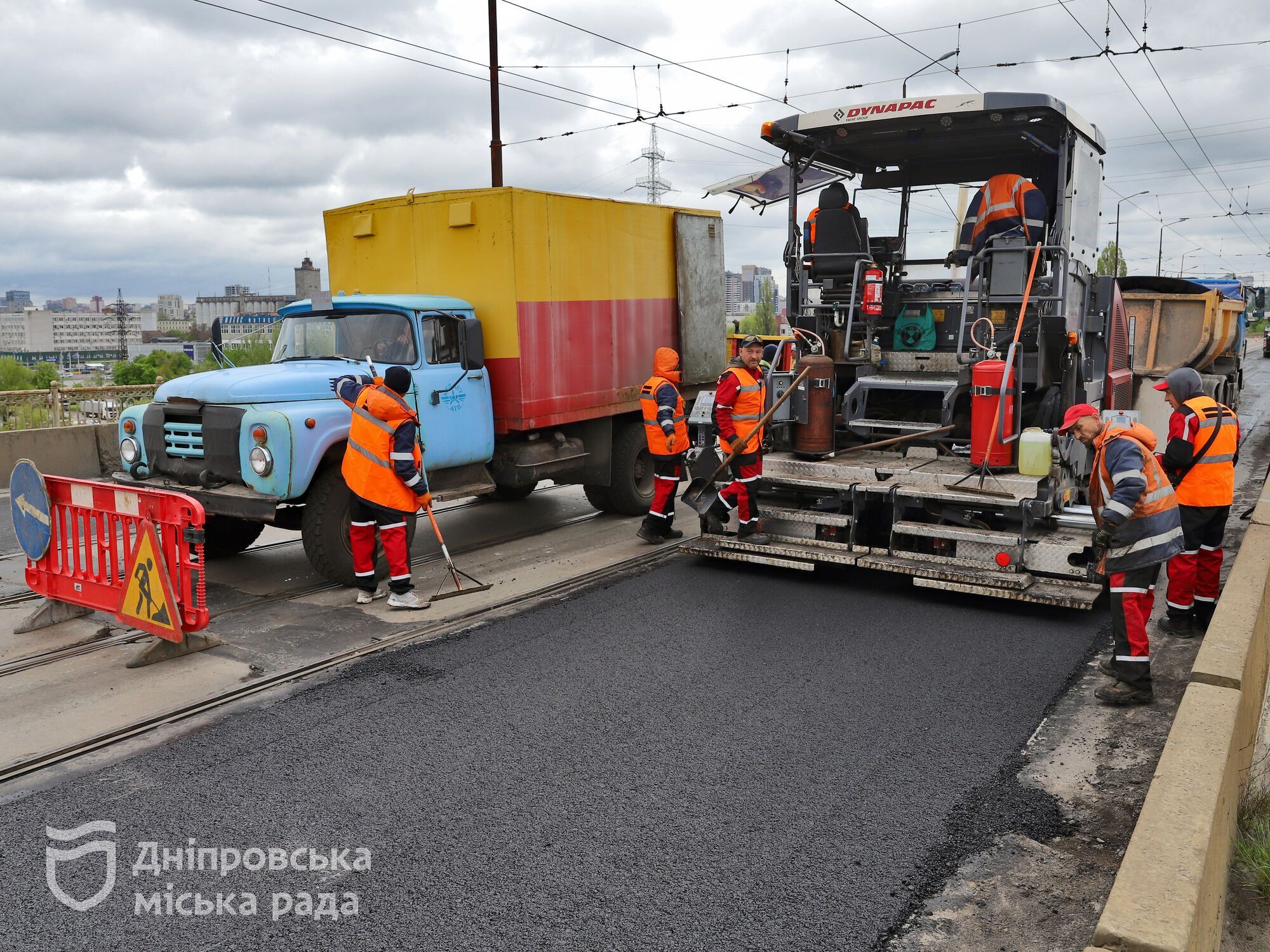 Днепр продолжает ремонтировать автодороги: Филатов проверил ремонт покрытия на Амурском мосту