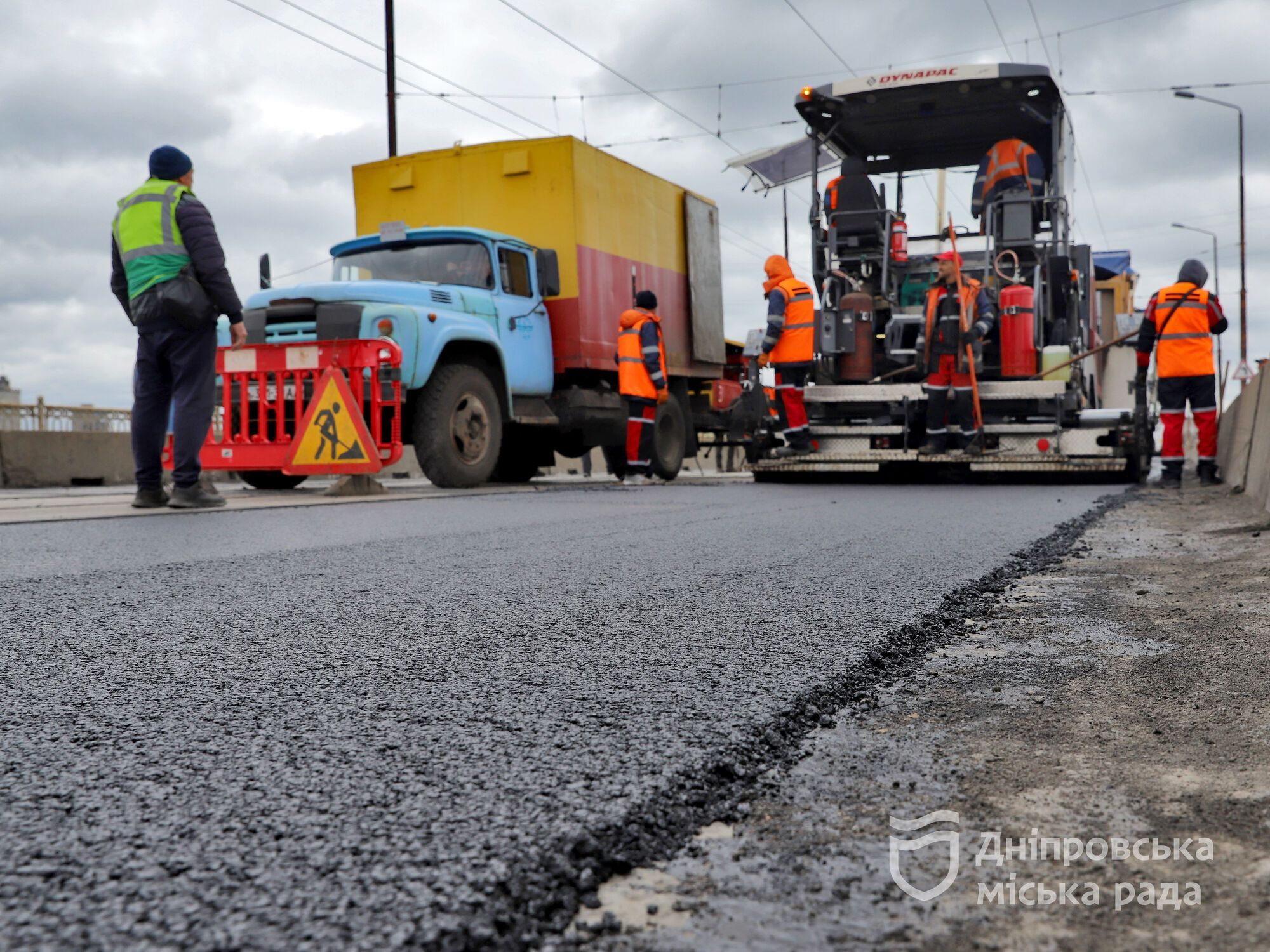 Днепр продолжает ремонтировать автодороги: Филатов проверил ремонт покрытия на Амурском мосту