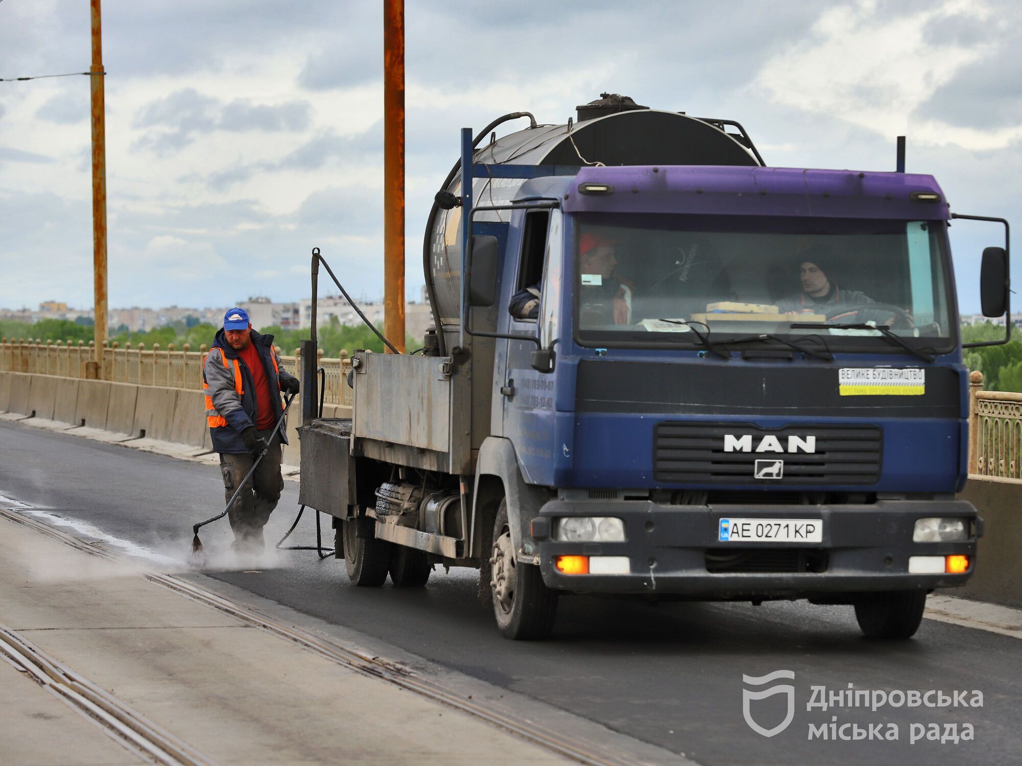 Днепр продолжает ремонтировать автодороги: Филатов проверил ремонт покрытия на Амурском мосту