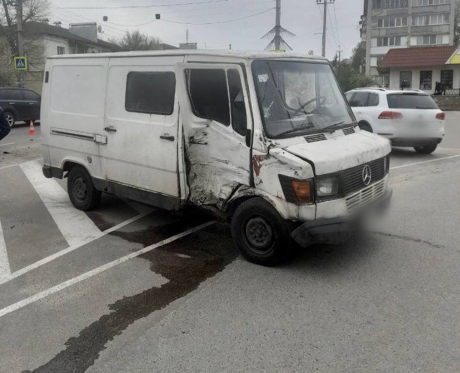 В Киевской области мотоцикл на скорости въехал в микроавтобус: есть пострадавший. Фото и видео