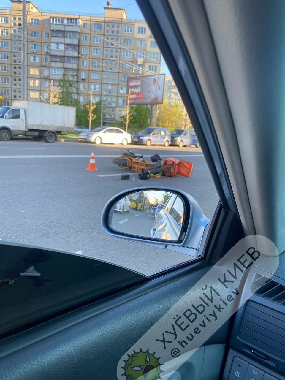 У Києві на Оболоні кур’єр на електроскутері збив пішохода. Фото