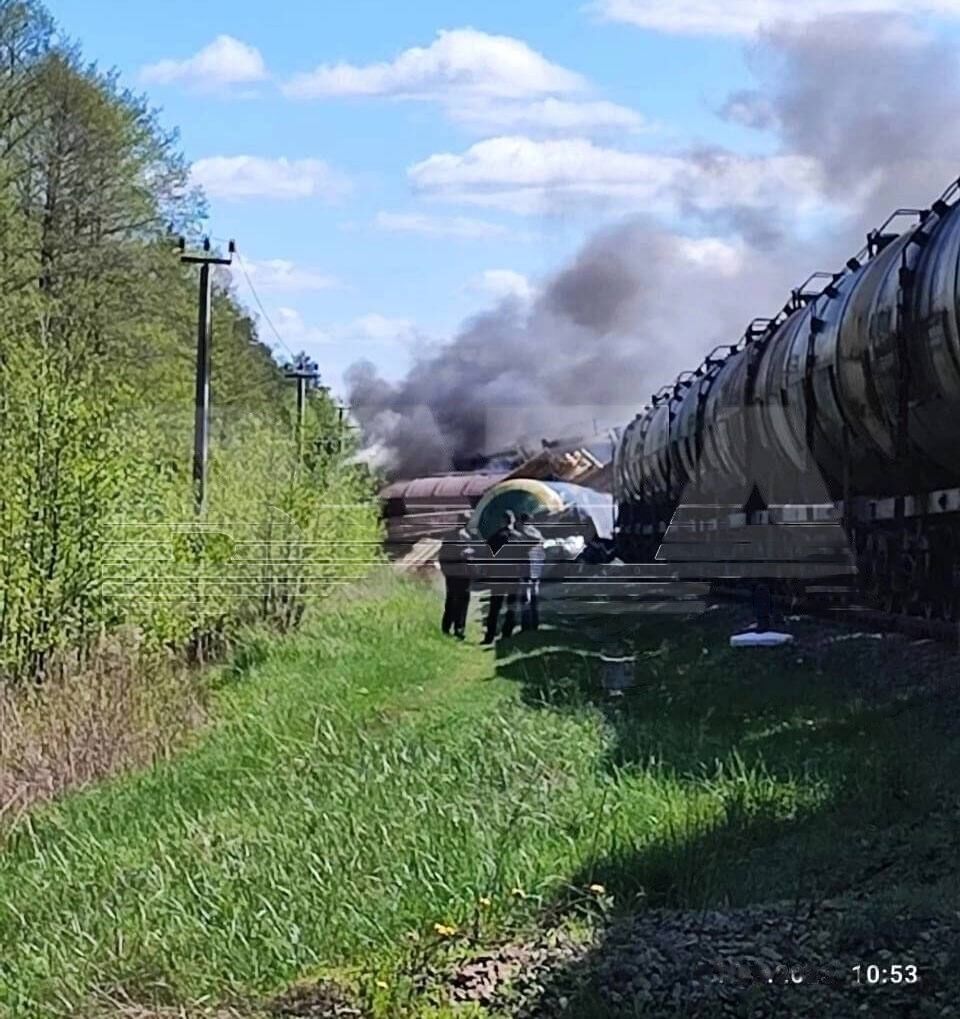 У Росії внаслідок вибуху зійшов з рейок потяг із нафтопродуктами: сталася пожежа. Фото і відео