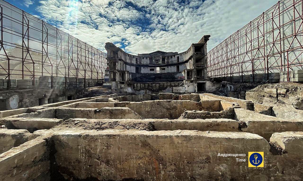 Даже в руинах сохраняют свое величие: в сети показали, как выглядят "Азовсталь" и Драмтеатр в Мариуполе. Фото и видео