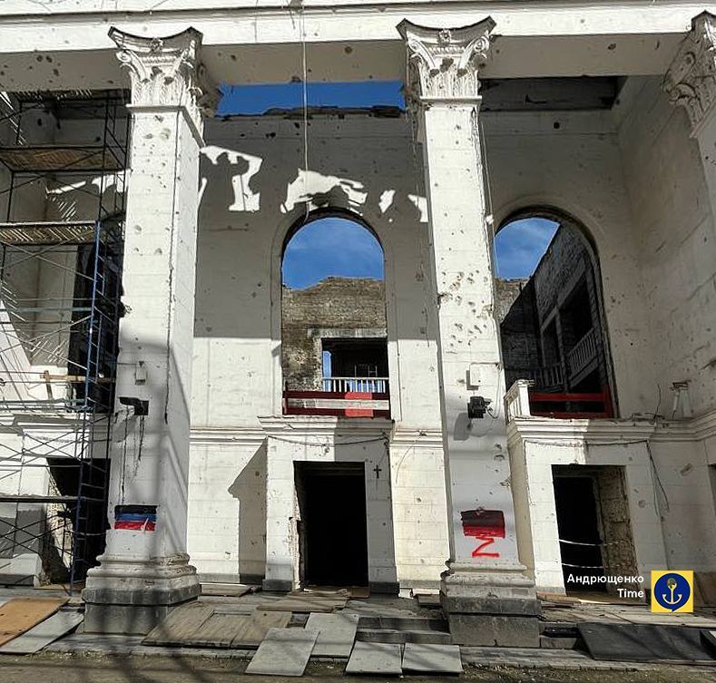 Даже в руинах сохраняют свое величие: в сети показали, как выглядят "Азовсталь" и Драмтеатр в Мариуполе. Фото и видео