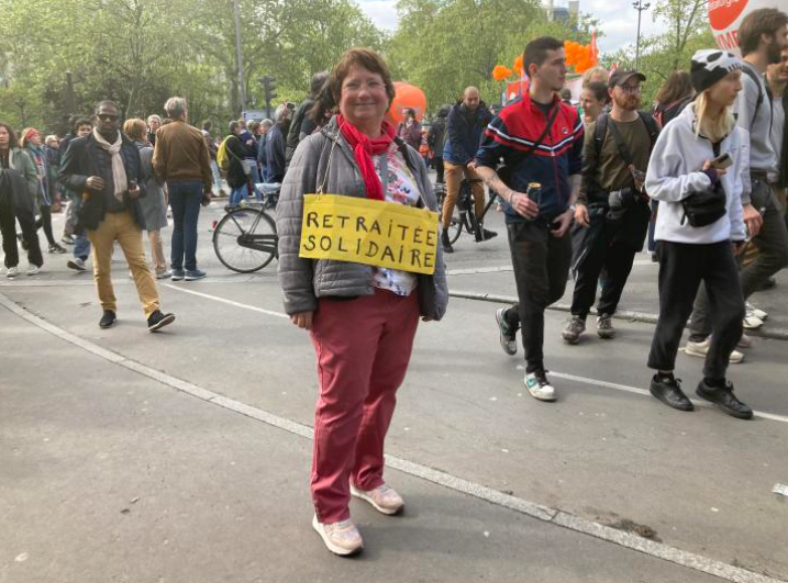 У Франції першотравневі протести: горять будинки, поліцейського ледве не спалили "коктейлем Молотова". Відео