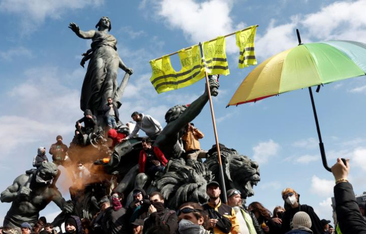 У Франції першотравневі протести: горять будинки, поліцейського ледве не спалили "коктейлем Молотова". Відео