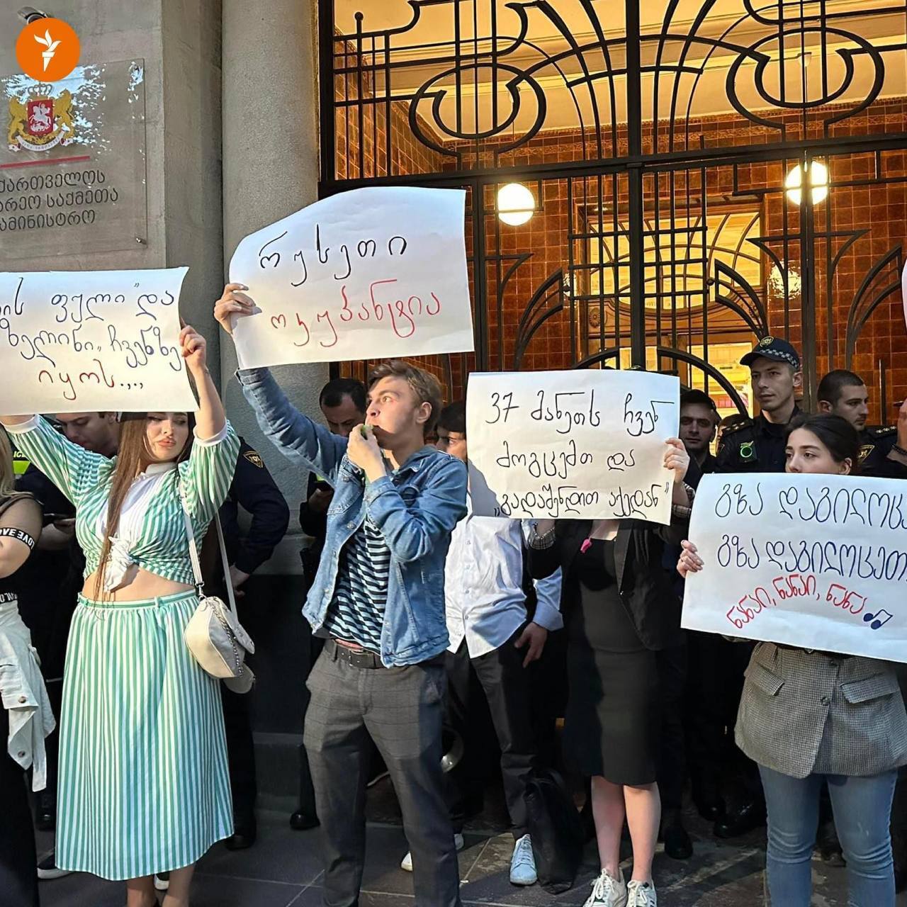 Грузия хочет разрешить прямые рейсы российским авиакомпаниям: в Тбилиси протесты. Фото