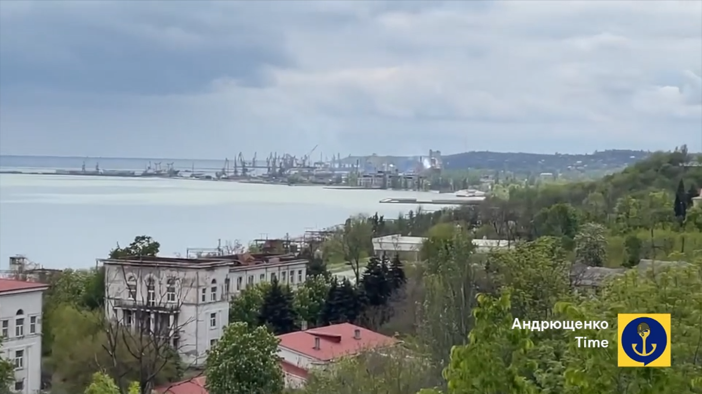 Украинское зерно не уедет в Россию: в Мариупольском порту горит терминал. Видео
