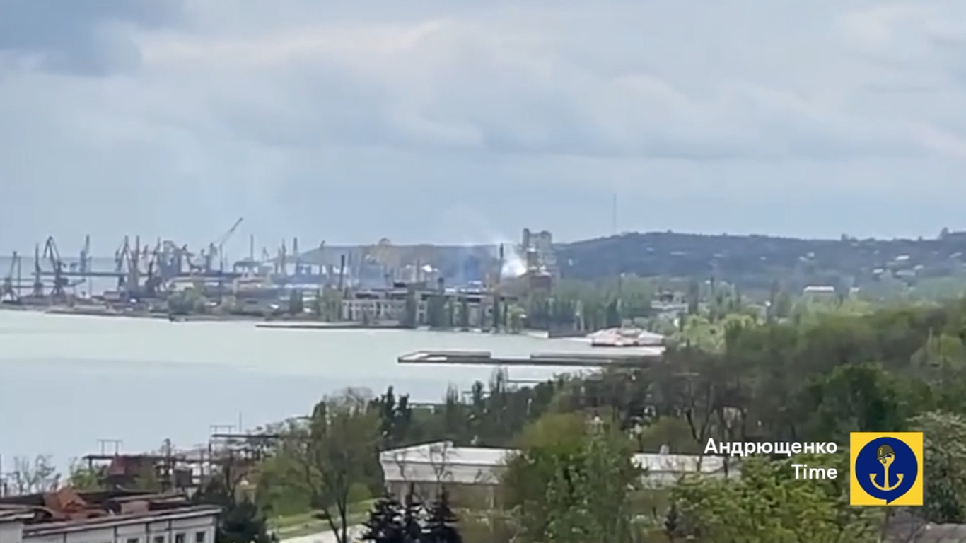 Украинское зерно не уедет в Россию: в Мариупольском порту горит терминал. Видео