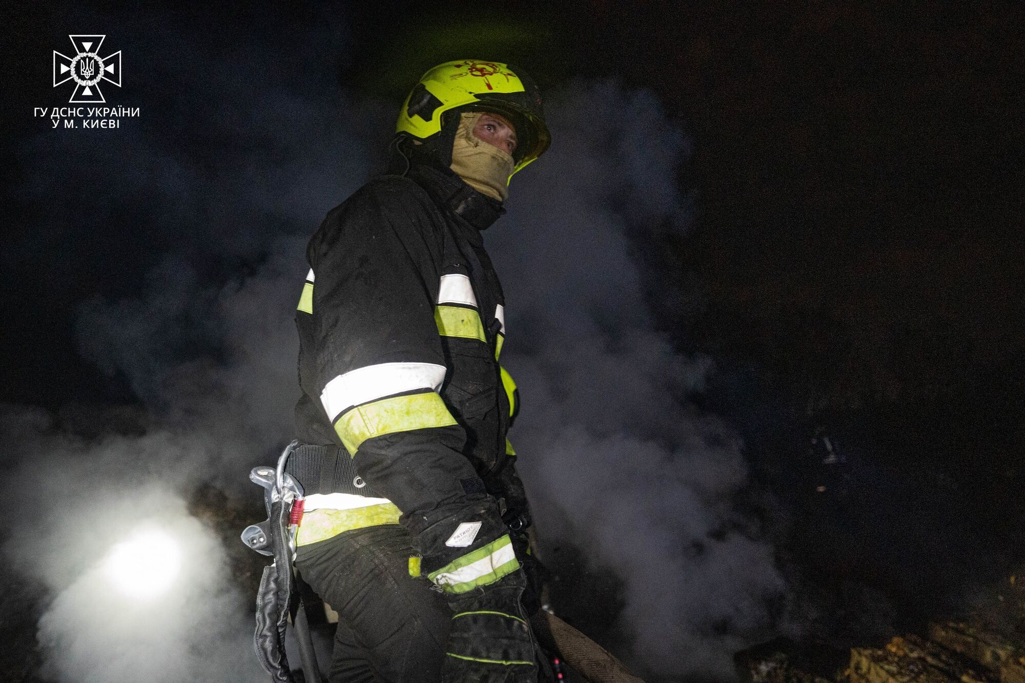 В Киеве произошел масштабный пожар на свалке. Фото и видео