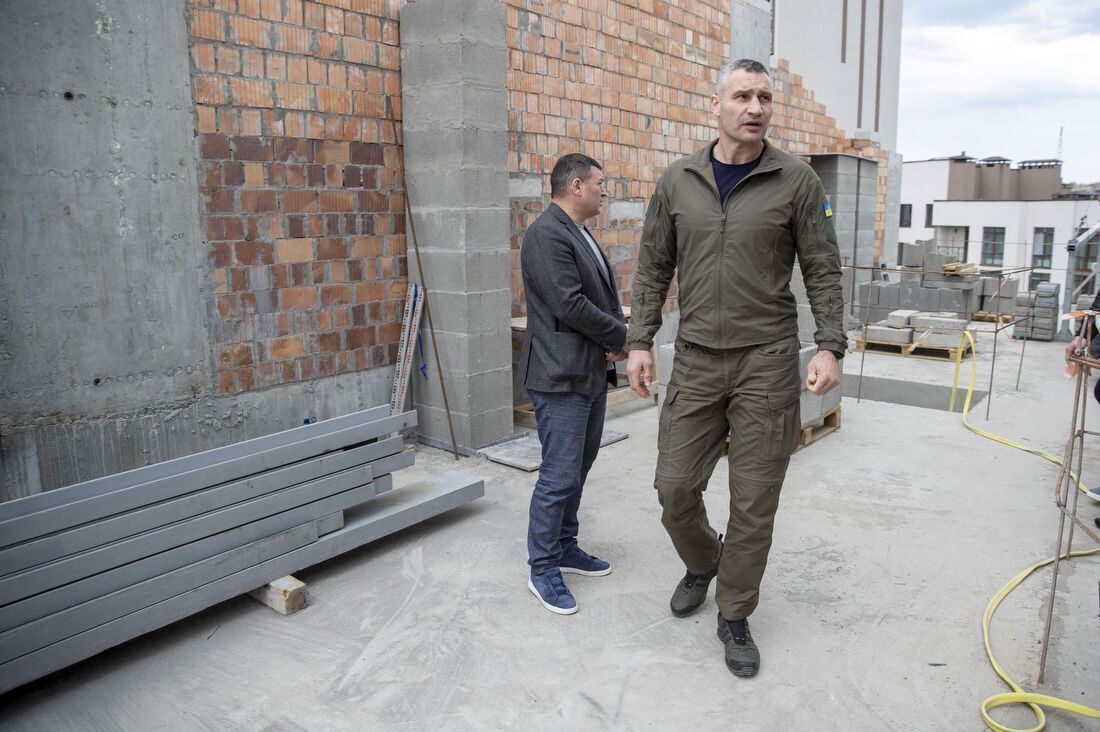 Кличко показал, как отремонтировали три дома, поврежденные в результате российских обстрелов. Фото и видео