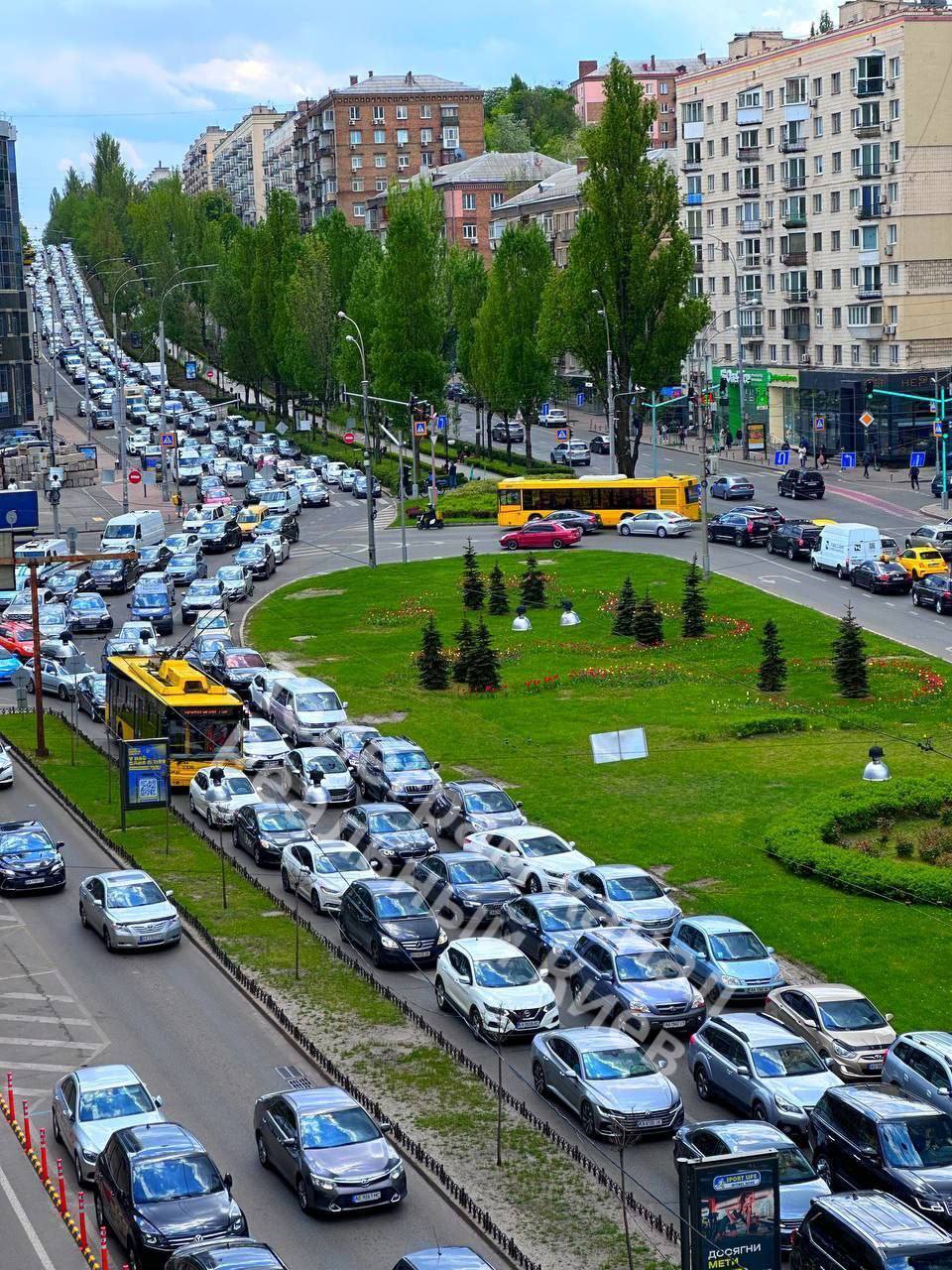 В Киеве в результате ДТП образовалась большая пробка на бульваре Леси Украинки. Фото и видео