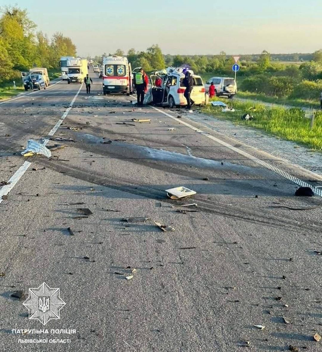 На Львівщині сталася ДТП із загиблими: поліція перекрила трасу. Фото