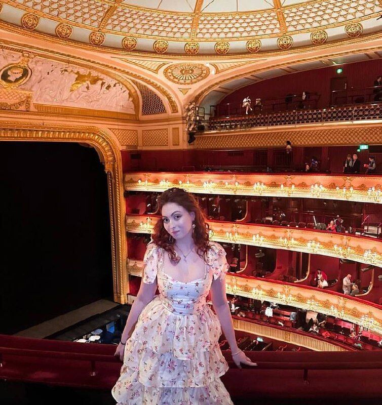 Дочь Поляковой посетила театр и нарвалась на критику фанов за "вульгарность": звездная мама встала на защиту. Фото