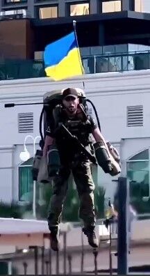 Реактивный рюкзак Rocket Pack протестировал военнослужащий с флагом Украины. Видео