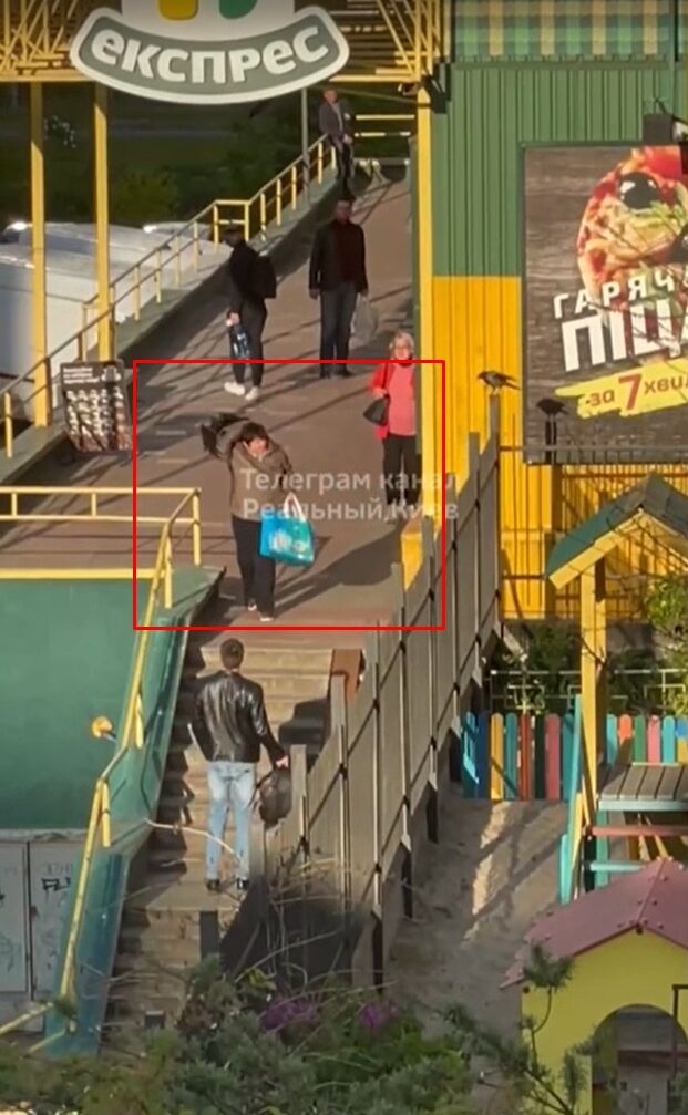 У Києві ворони атакують відвідувачів супермаркету: у чому причина агресії птахів. Відео