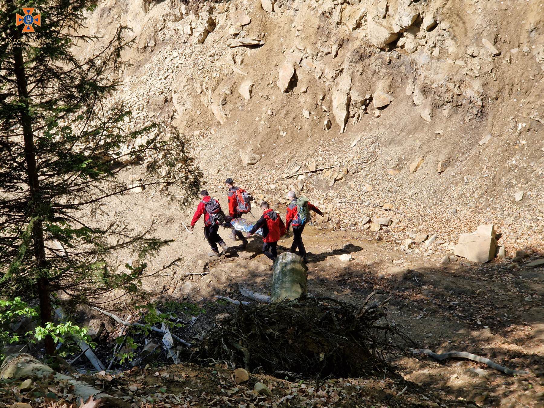 На Закарпатті врятували киянина, який заблукав у горах: на милицях підкорював Карпати. Фото