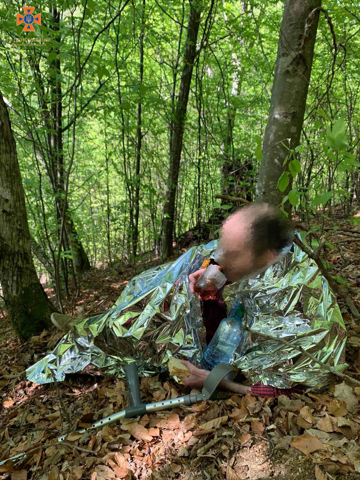 На Закарпатті врятували киянина, який заблукав у горах: на милицях підкорював Карпати. Фото