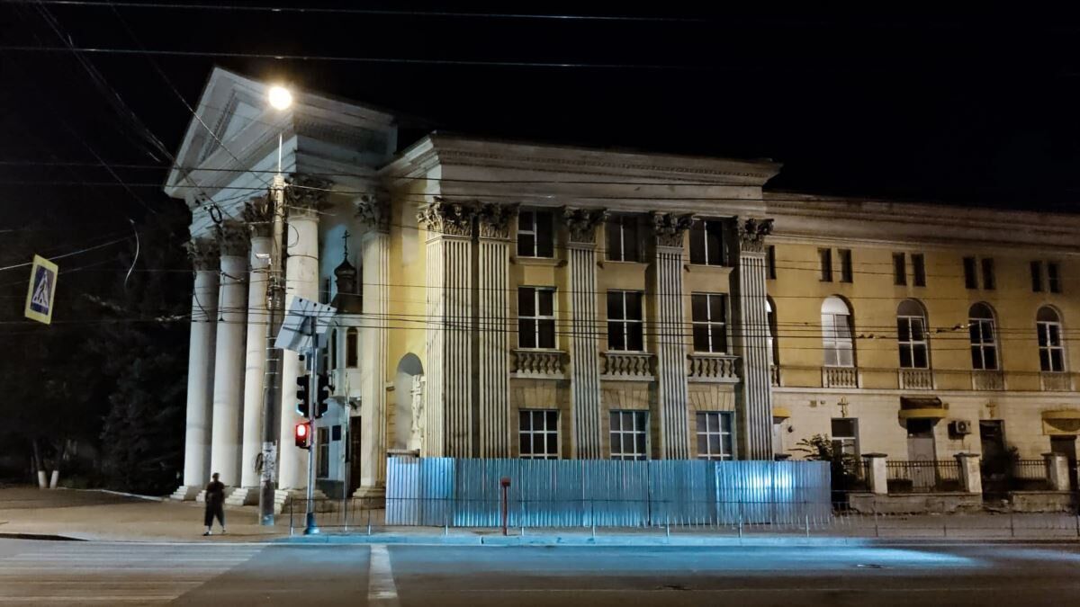 Выломали двери и воруют имущество: оккупанты захватили собор украинской церкви в Крыму