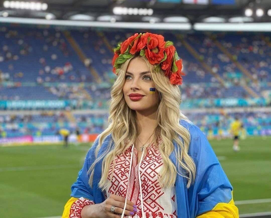 Відбив дівчину у футболіста "Шахтаря": капітан збірної України освідчився в сімейних трусах і відвіз кохану до Англії
