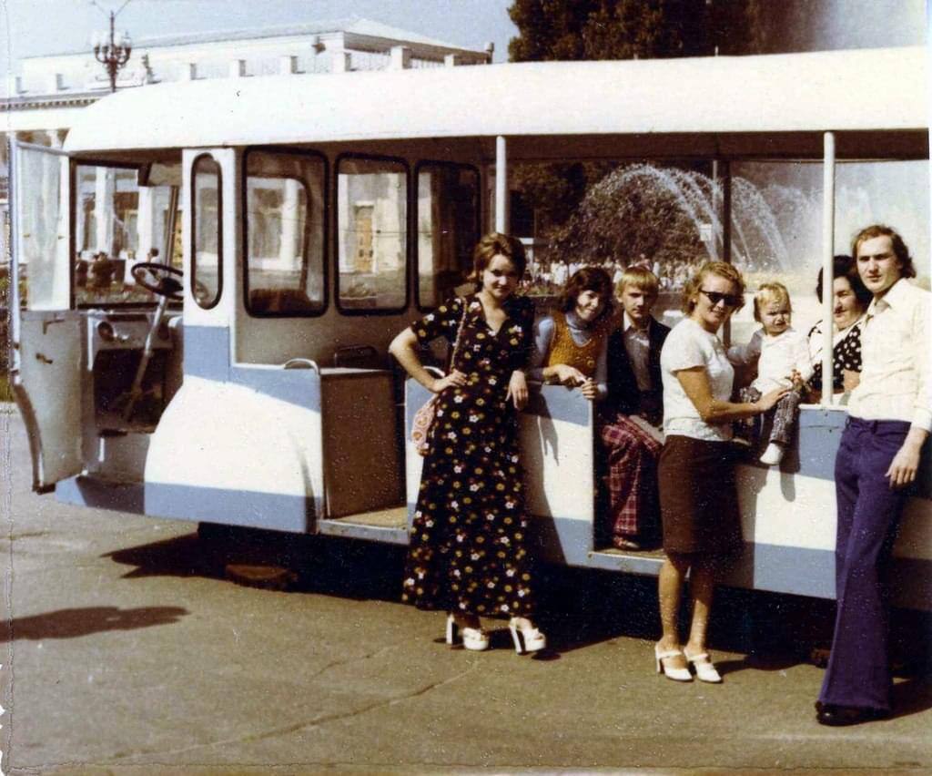 ВДНХ в Киеве раньше имела собственный уникальный транспорт для перевозок посетителей. Архивные фото