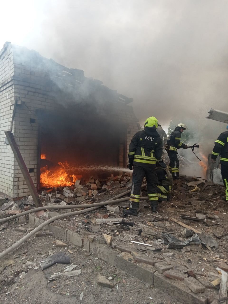 Окупанти обстріляли Словʼянськ і влучили в будинок, спалахнула пожежа: загинула жінка. Відео