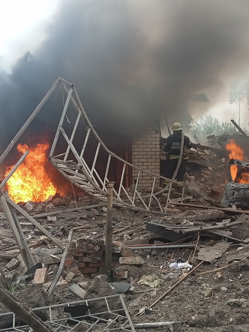 Оккупанты обстреляли Славянск и попали в дом, вспыхнул пожар: погибла женщина. Видео