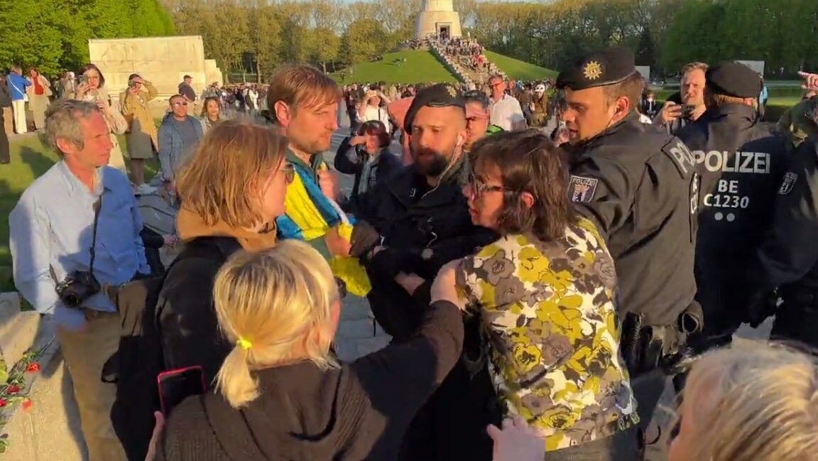 "Я поліції не боюсь": 9 травня в Берліні росіяни нападали на людей з українськими прапорами. Відео