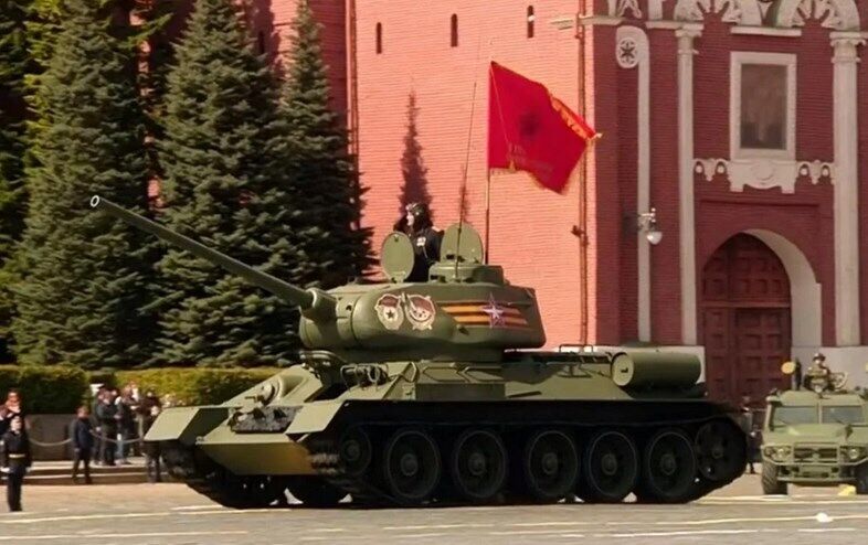 танк Т-34 на параде в Москве