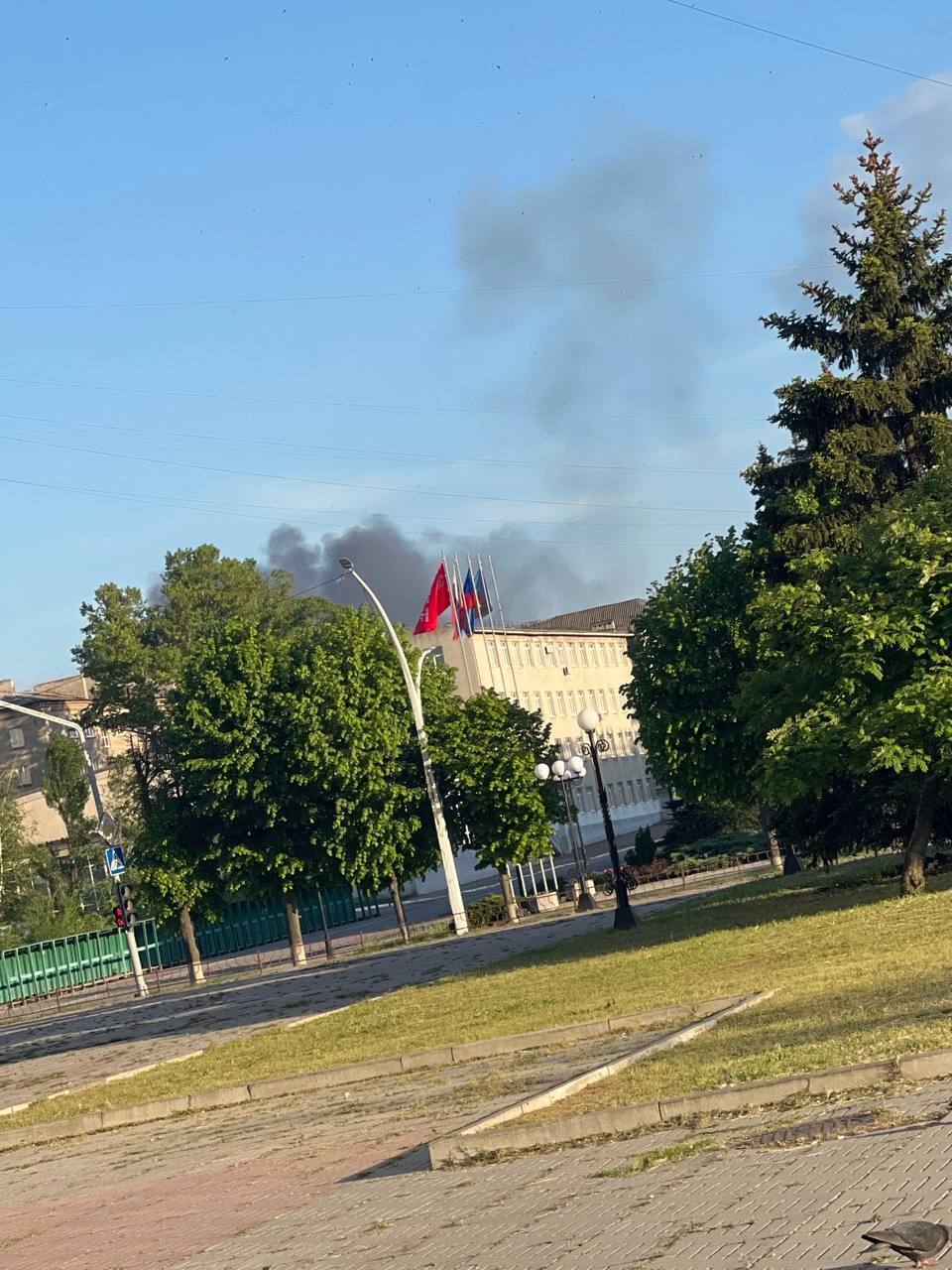 В Луганске прогремели три взрыва: загорелась рембаза на машиностроительном заводе. Фото, видео и все детали