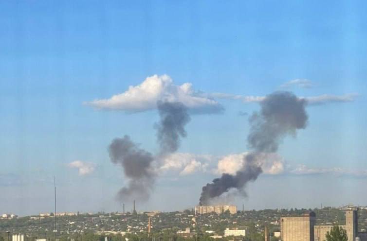 У Луганську прогриміли три вибухи: загорілась рембаза на машинобудівному заводі. Фото, відео і всі деталі