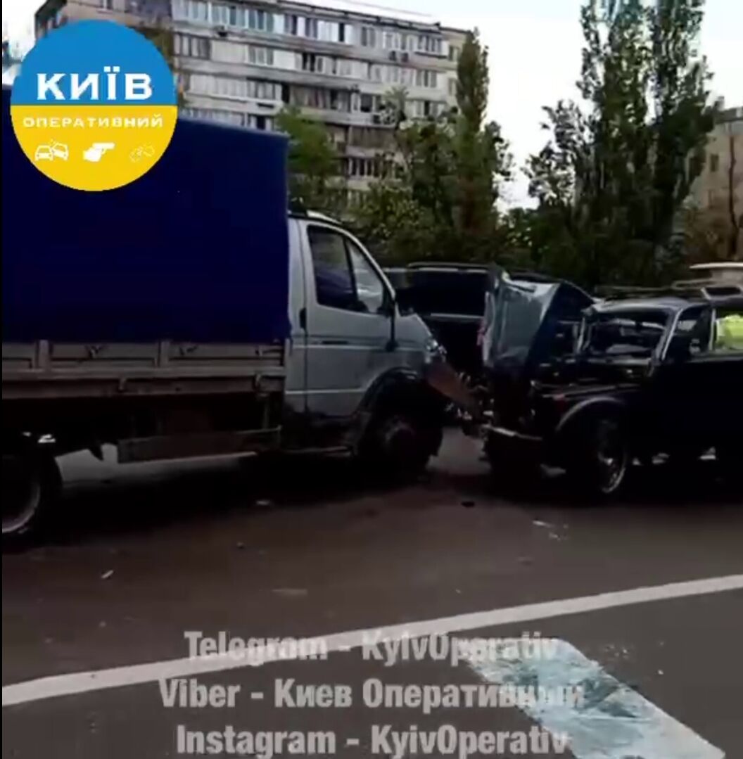 В Киеве на Харьковском шоссе произошло тройное ДТП, есть пострадавшие. Видео