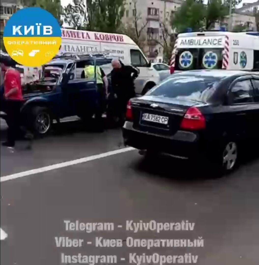 В Киеве на Харьковском шоссе произошло тройное ДТП, есть пострадавшие. Видео