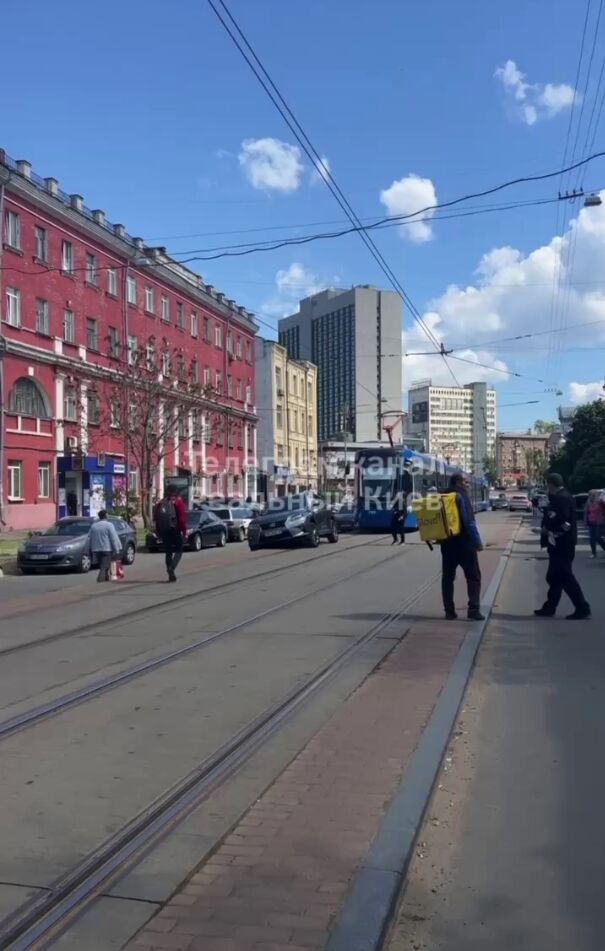 В Киеве из-за "героя парковки" на Lexus временно изменили маршрут движения скоростного трамвая. Фото
