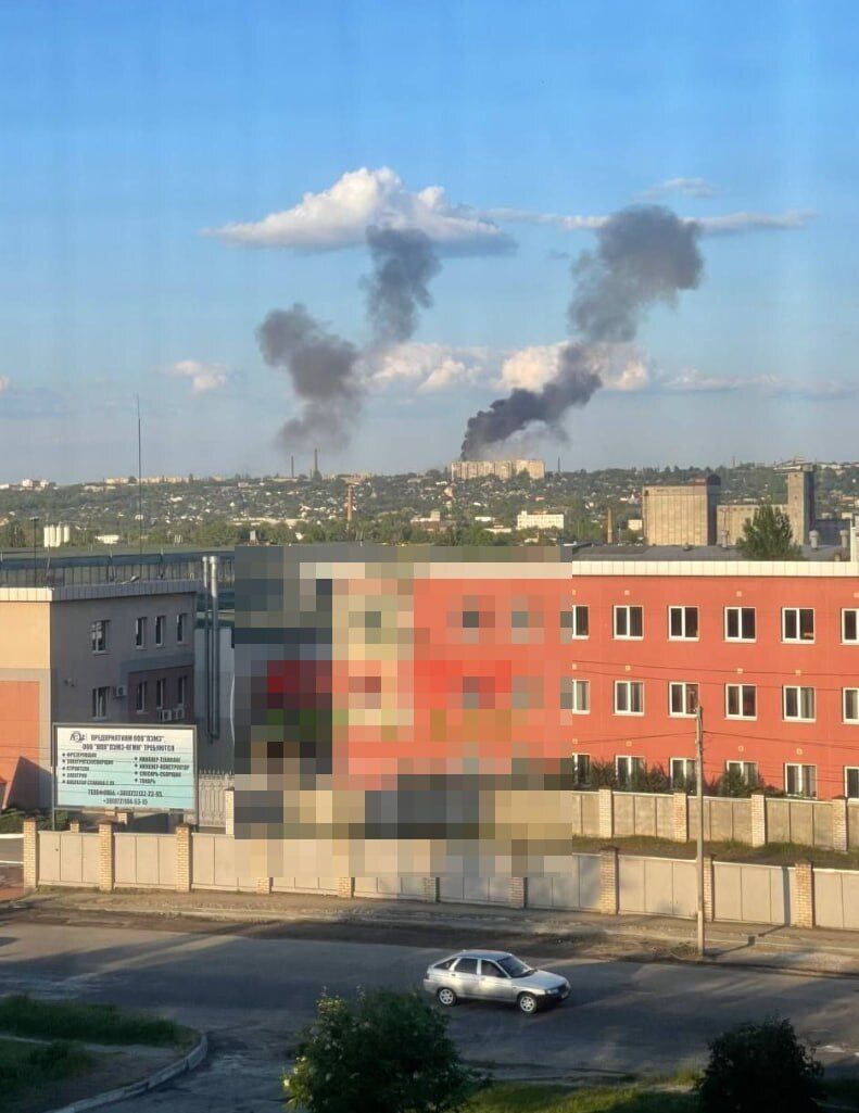 У Луганську прогриміли три вибухи: загорілась рембаза на машинобудівному заводі. Фото, відео і всі деталі