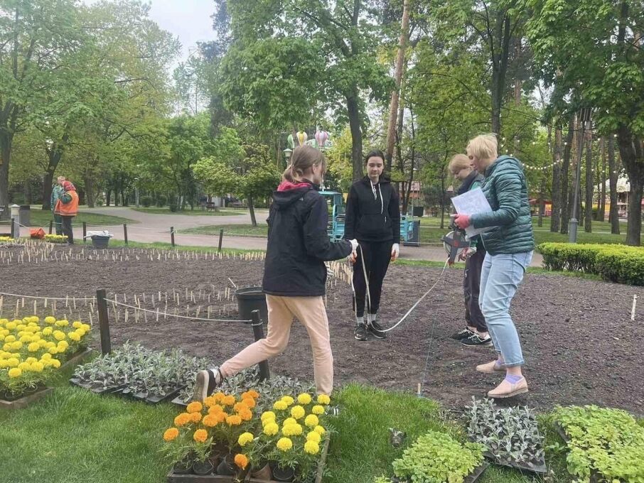 У парку "Перемога" в Києві з'явився патріотичний квітник, присвячений ЗСУ. Фото