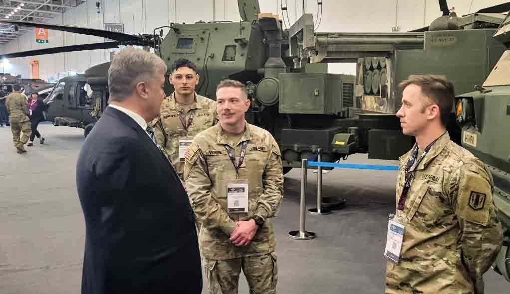 Украине нужны Himars с дальностью поражения до 300 км, – Порошенко