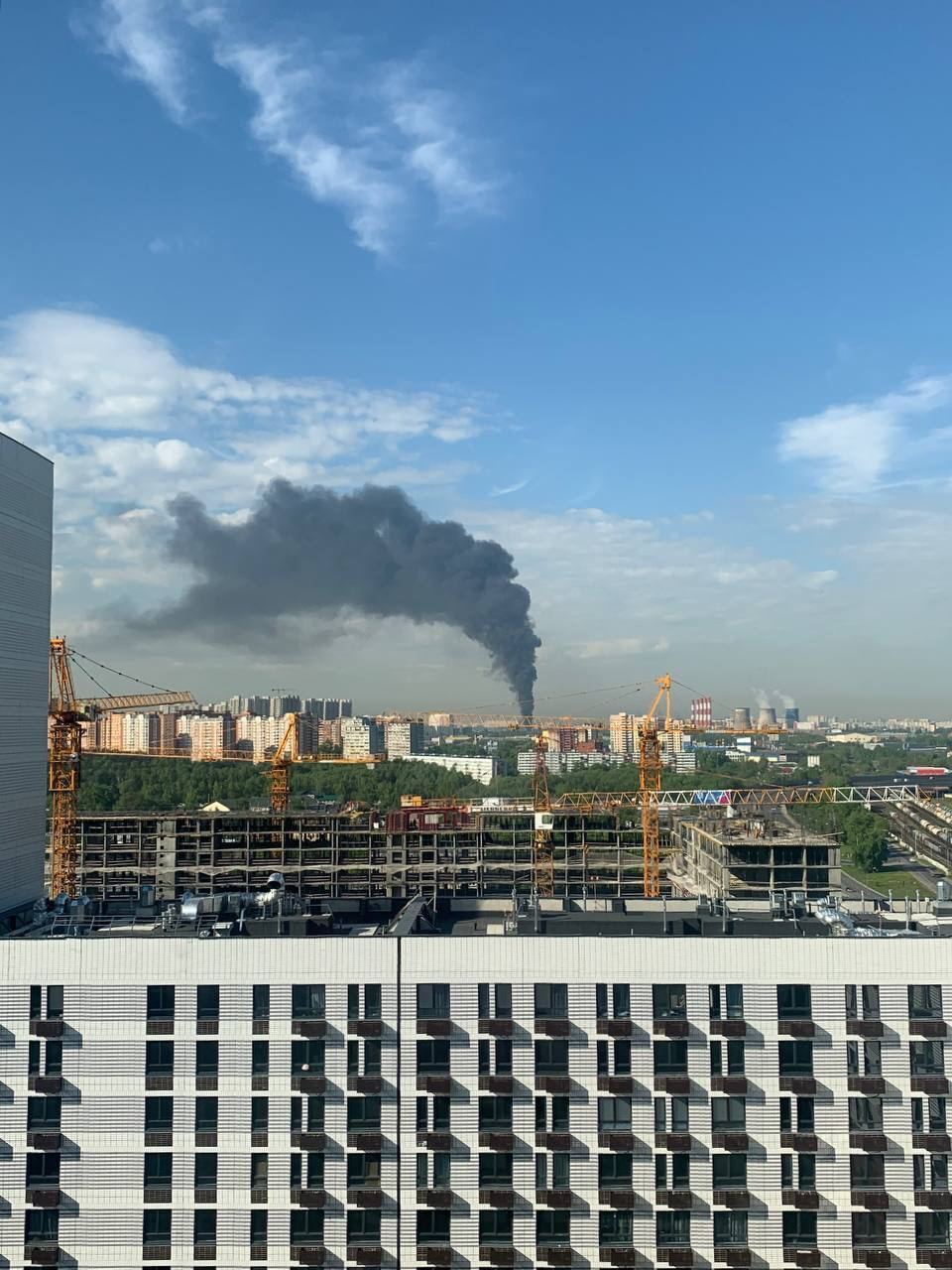 Поднялся столб огня и черного дыма: под Москвой вспыхнул мощный пожар. Фото и видео