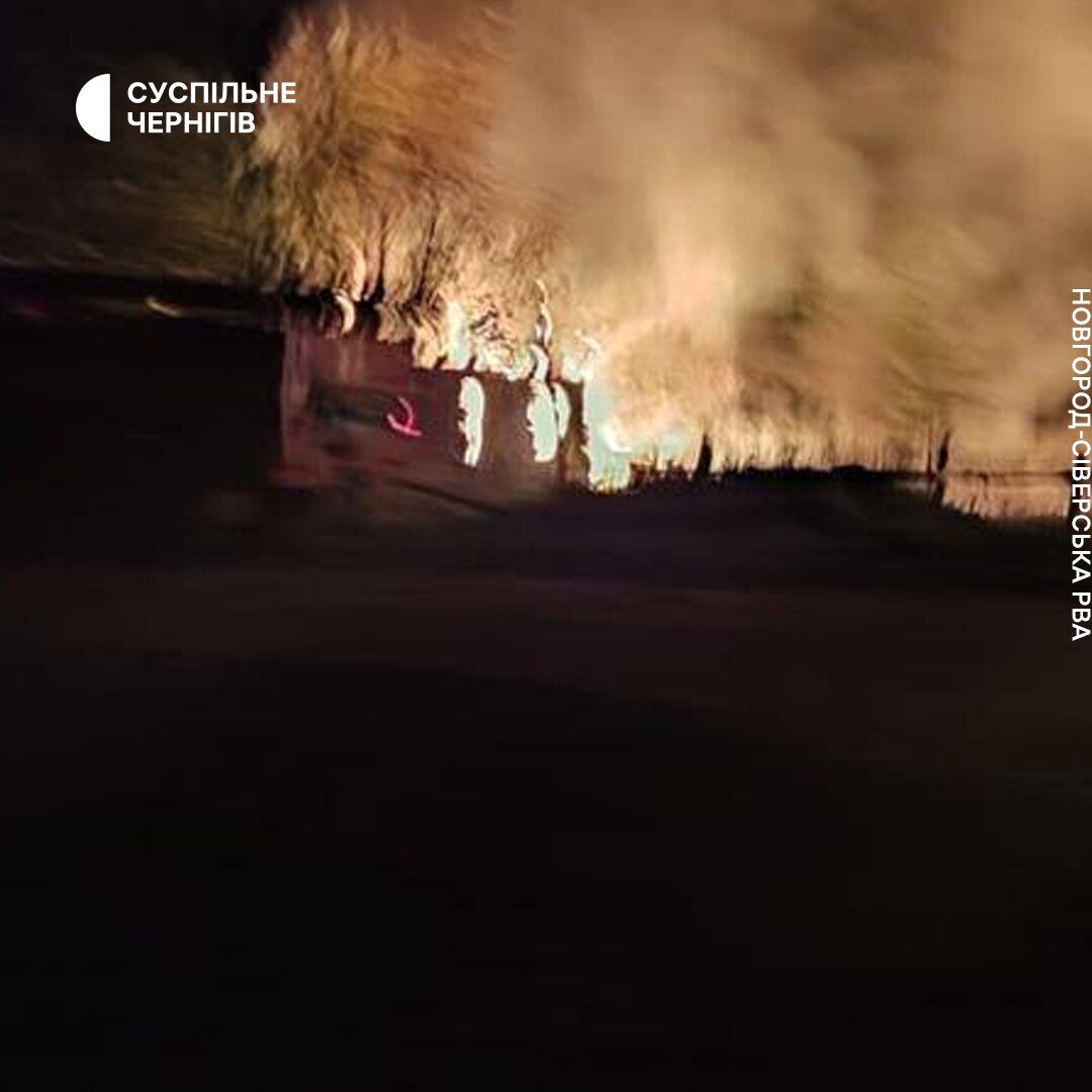 Оккупанты нанесли удар по приграничью Черниговщины: выгорели дома, есть пострадавшие. Фото и видео