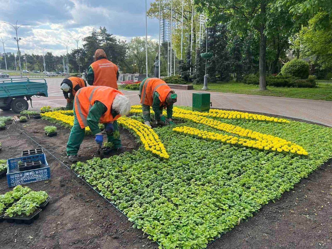В парке "Победа" в Киеве появился патриотический цветник, посвященный ВСУ. Фото