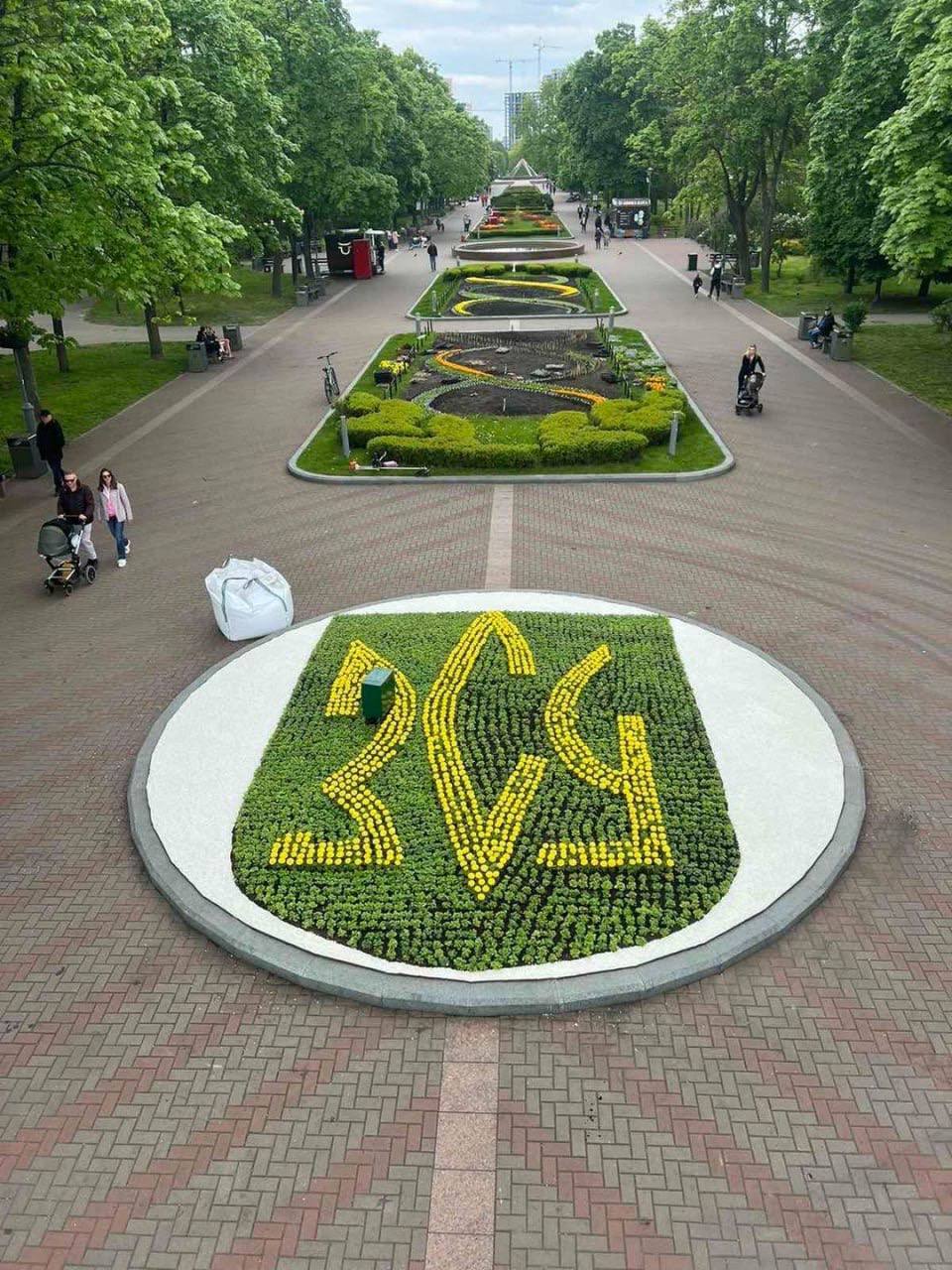 У парку "Перемога" в Києві з'явився патріотичний квітник, присвячений ЗСУ. Фото
